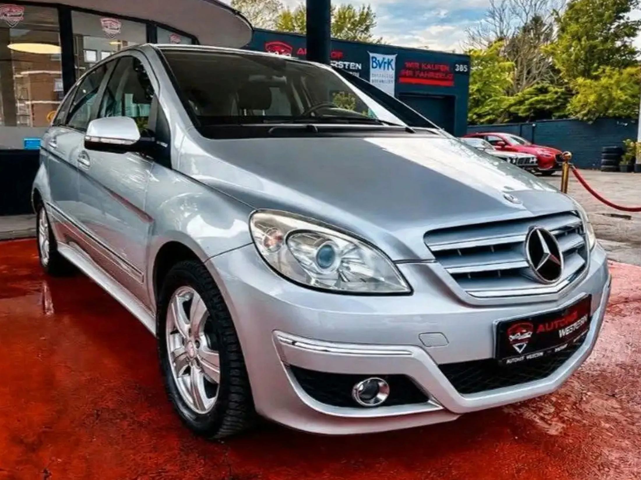 Mercedes-Benz B 180