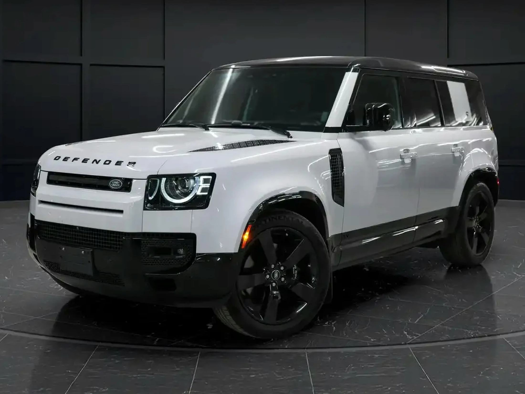 2023 Land Rover Defender 110 V8 AWD P525 - Loaded - Warranty - PPF