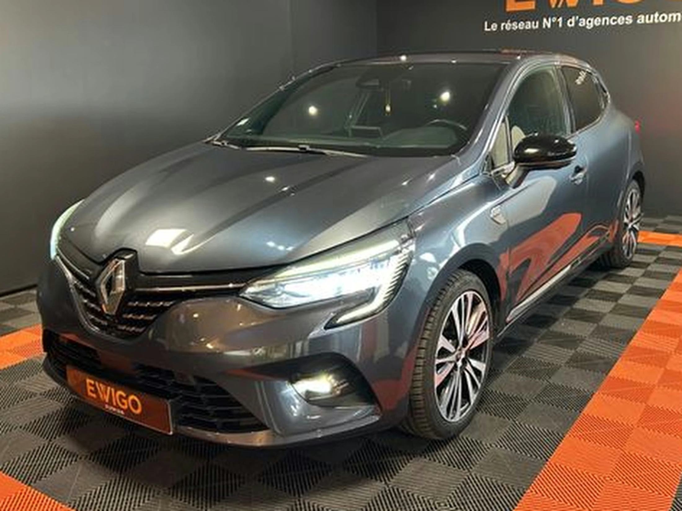 Renault clio 1.3 tce 130 initiale paris edc bva + caméra 360° + sièges av chauffants + volant chauffant