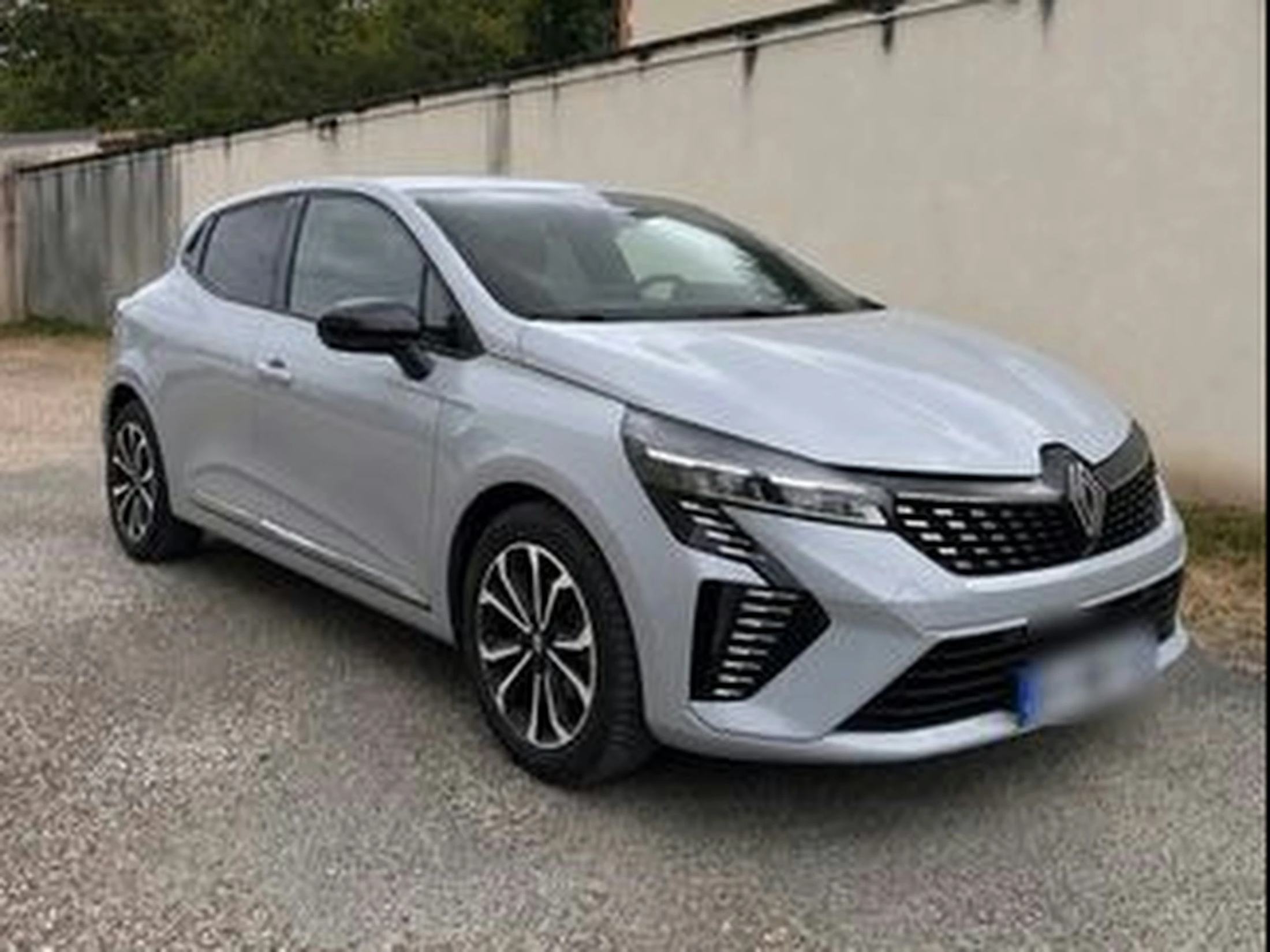 Clio 5, Première main