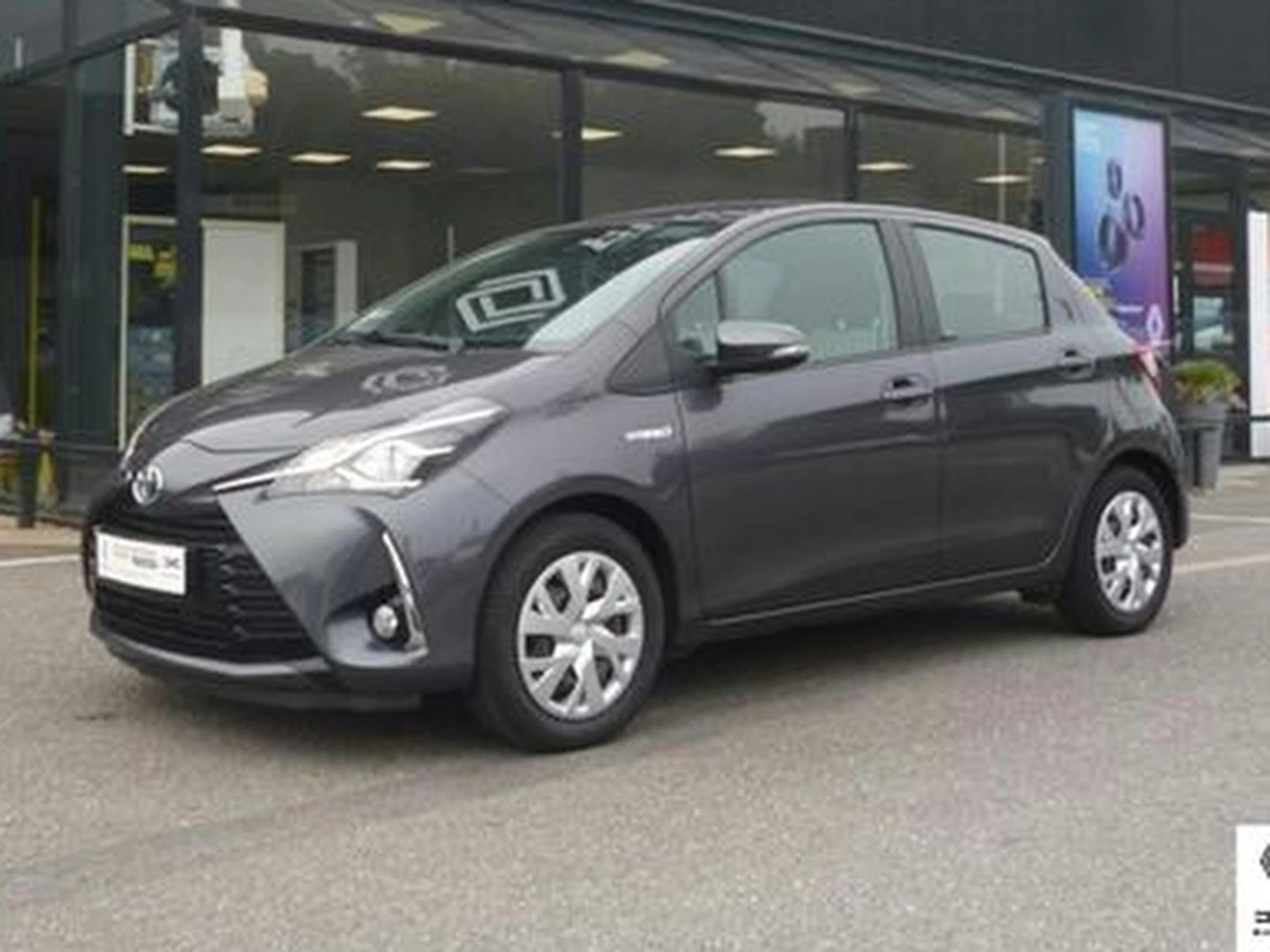 TOYOTA YARIS Hybrid 100h - BV e-CVT (RC19) III 2011 France Business PHASE 3