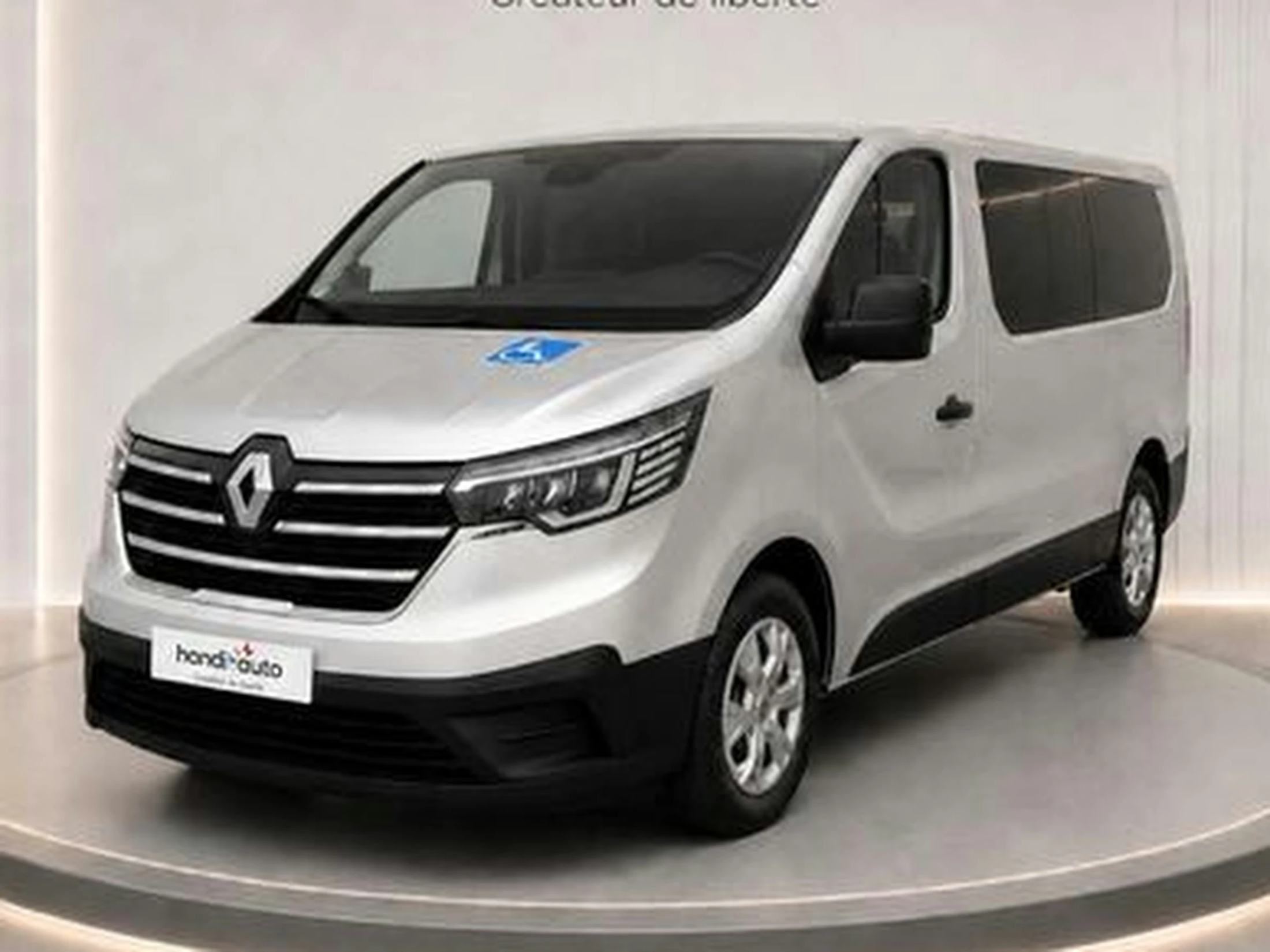 Renault Trafic TPMR occasion récente – 2 fauteuils roulants / 9 places