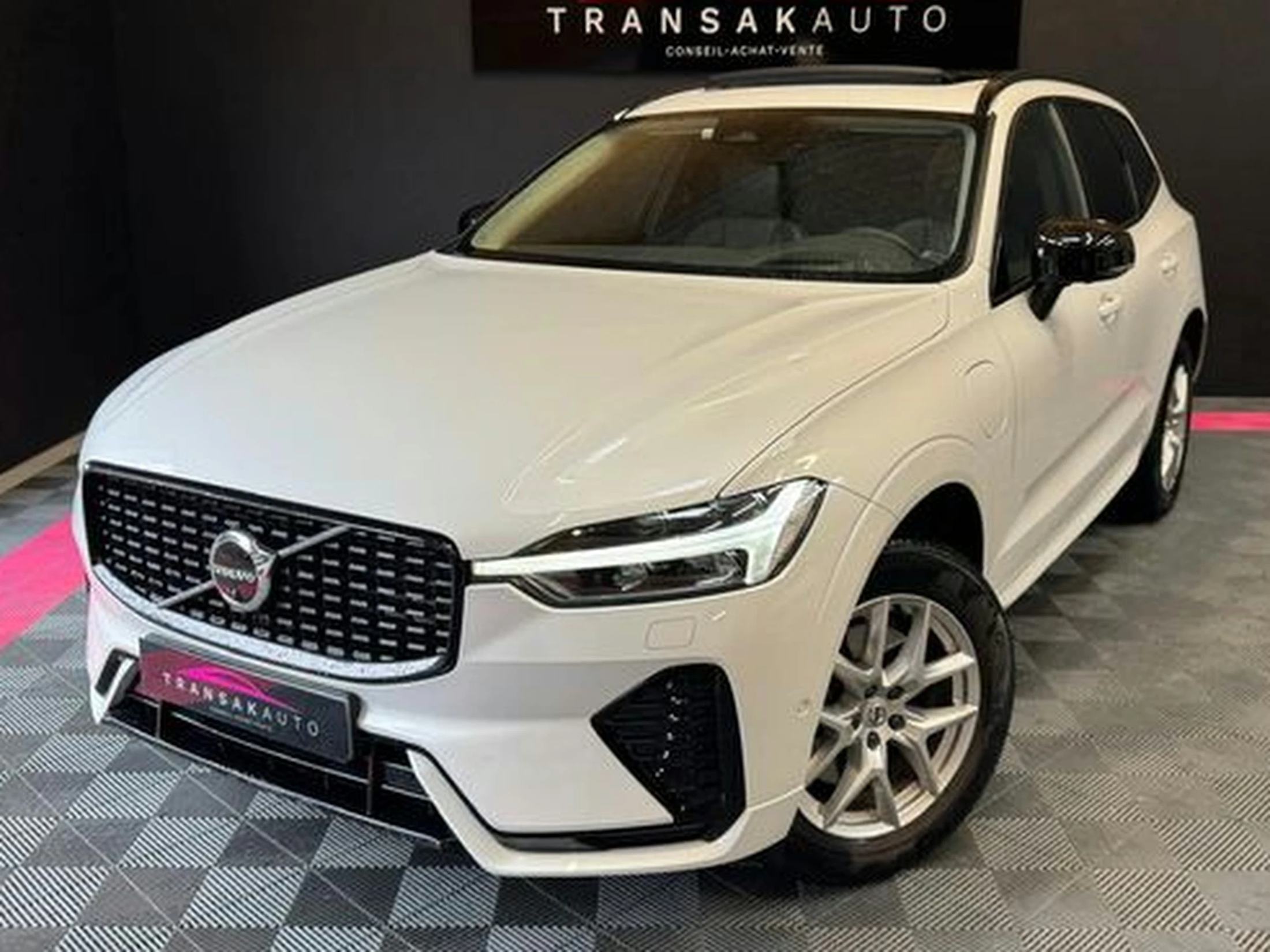 VOLVO XC60 T6 Recharge AWD 253 ch + 145 ch Geartronic 8 Ultimate Style Dark - 1ère main - Toit ouvrant - Sièg